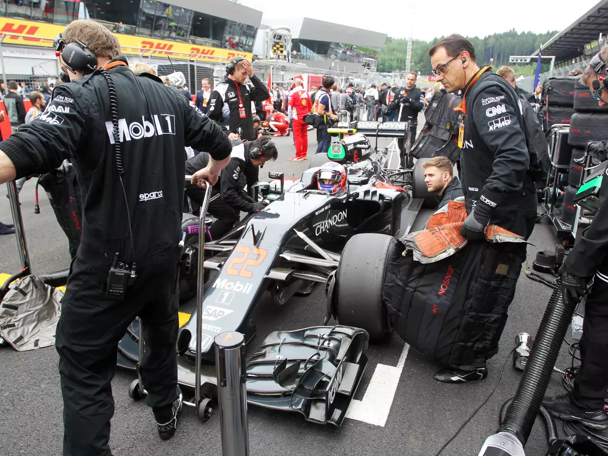Jenson Button Foto zur News: Tricks mit dem Reifendruck: Wie die Teams weiter schummeln