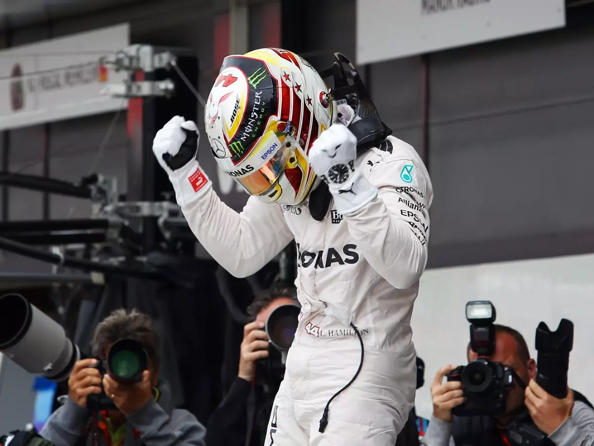 Foto zur News: Hamilton am (Track-)Limit: Silverstone-Pole in letzter Sekunde