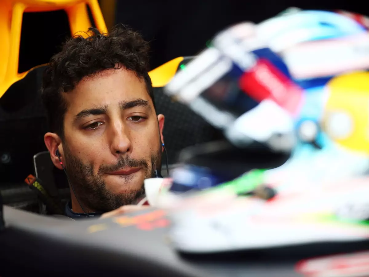 Daniel Ricciardo Foto zur News: "Angepisst": Verstappen ruiniert Ricciardos weiße Quali-Weste