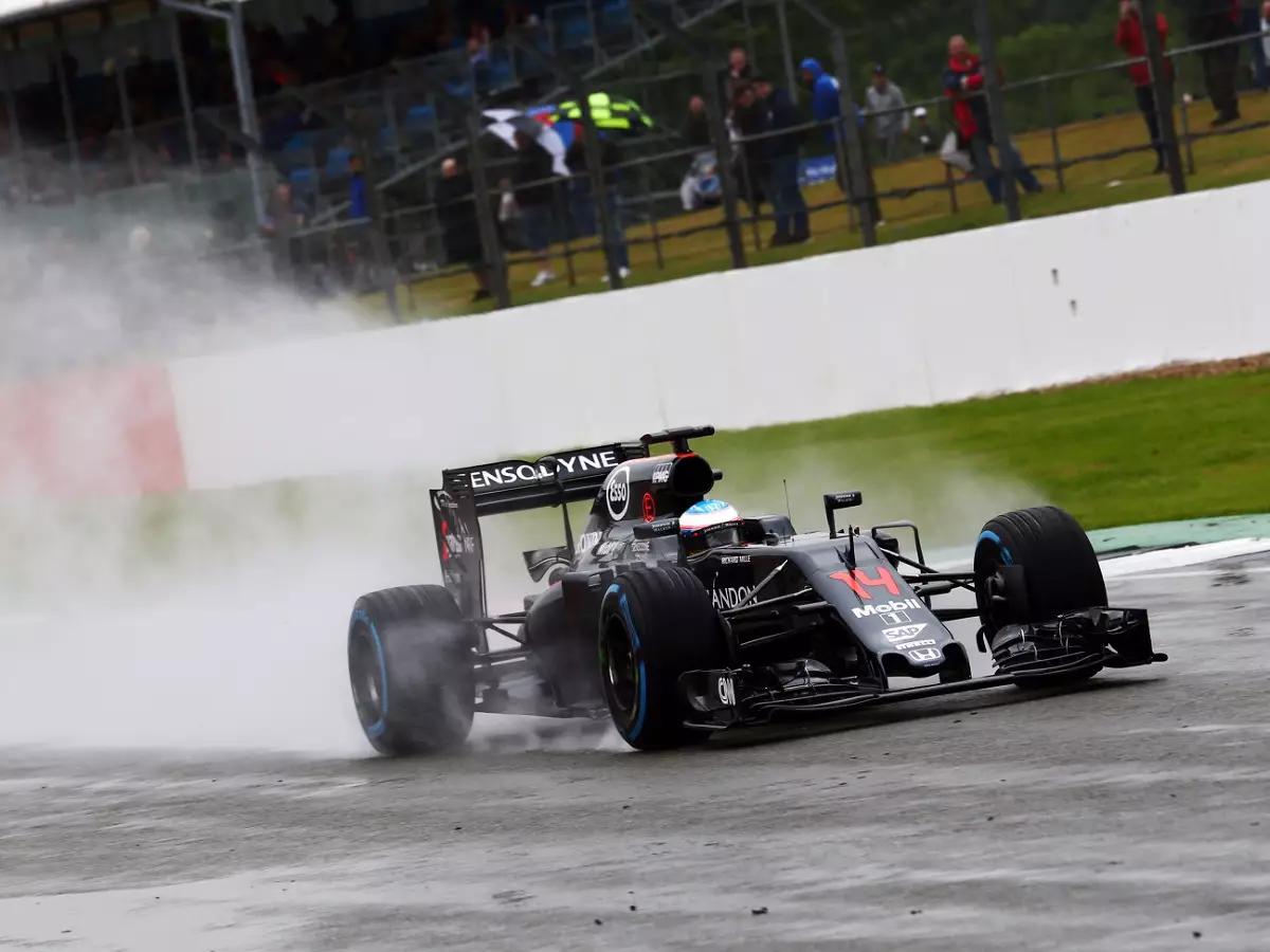 Fernando Alonso Foto zur News: Silverstone-Bestzeit: McLaren-Honda arbeitet schon für 2017
