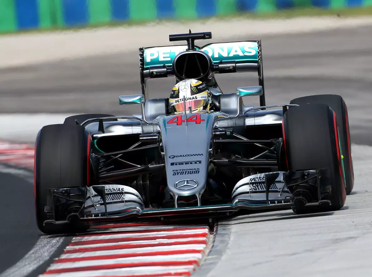 Lewis Hamilton Foto zur News: Zwölf g: Hamilton-Crash als Makel eines silbernen Traumtages
