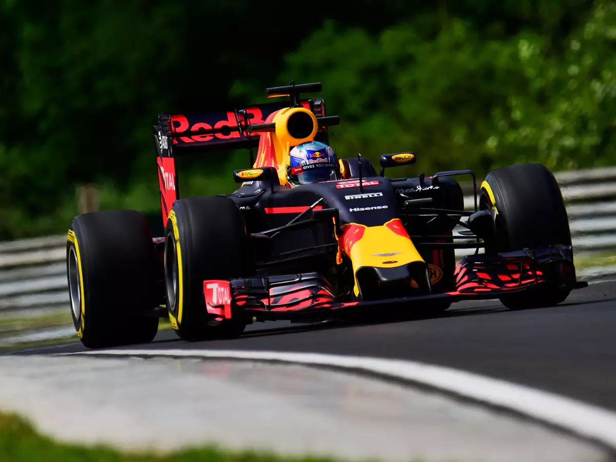 Foto zur News: Dämpfer für Red Bull: Mercedes in Budapest außer Reichweite