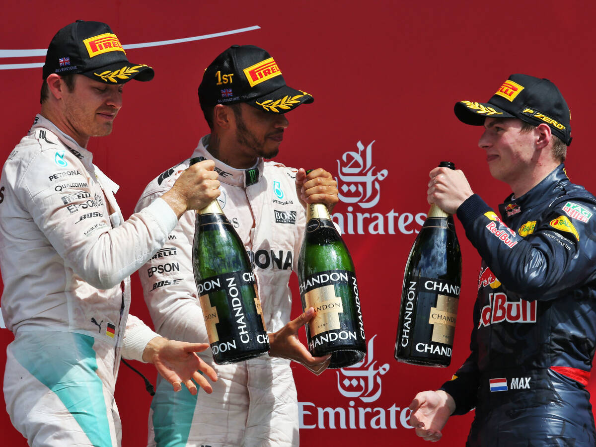 Foto zur News: Max Verstappen: Team holt Silverstone-Pokal bei Rosberg ab