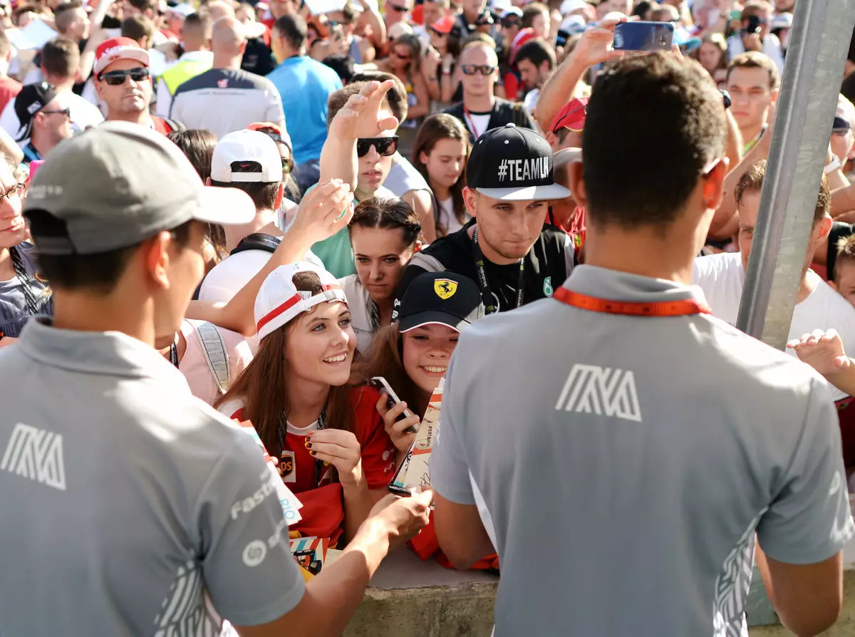 Rio Haryanto, Pascal Wehrlein Foto zur News: Ungarn: Motorwechsel stoppt Pascal Wehrlein