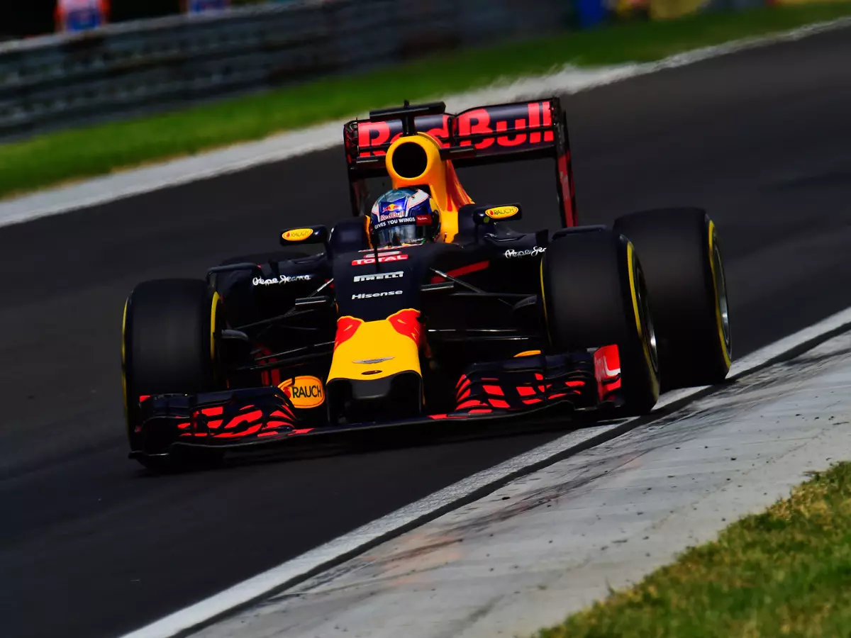 Foto zur News: Red Bull räumt ein: Mercedes ist enteilt, aber 2017 fällig