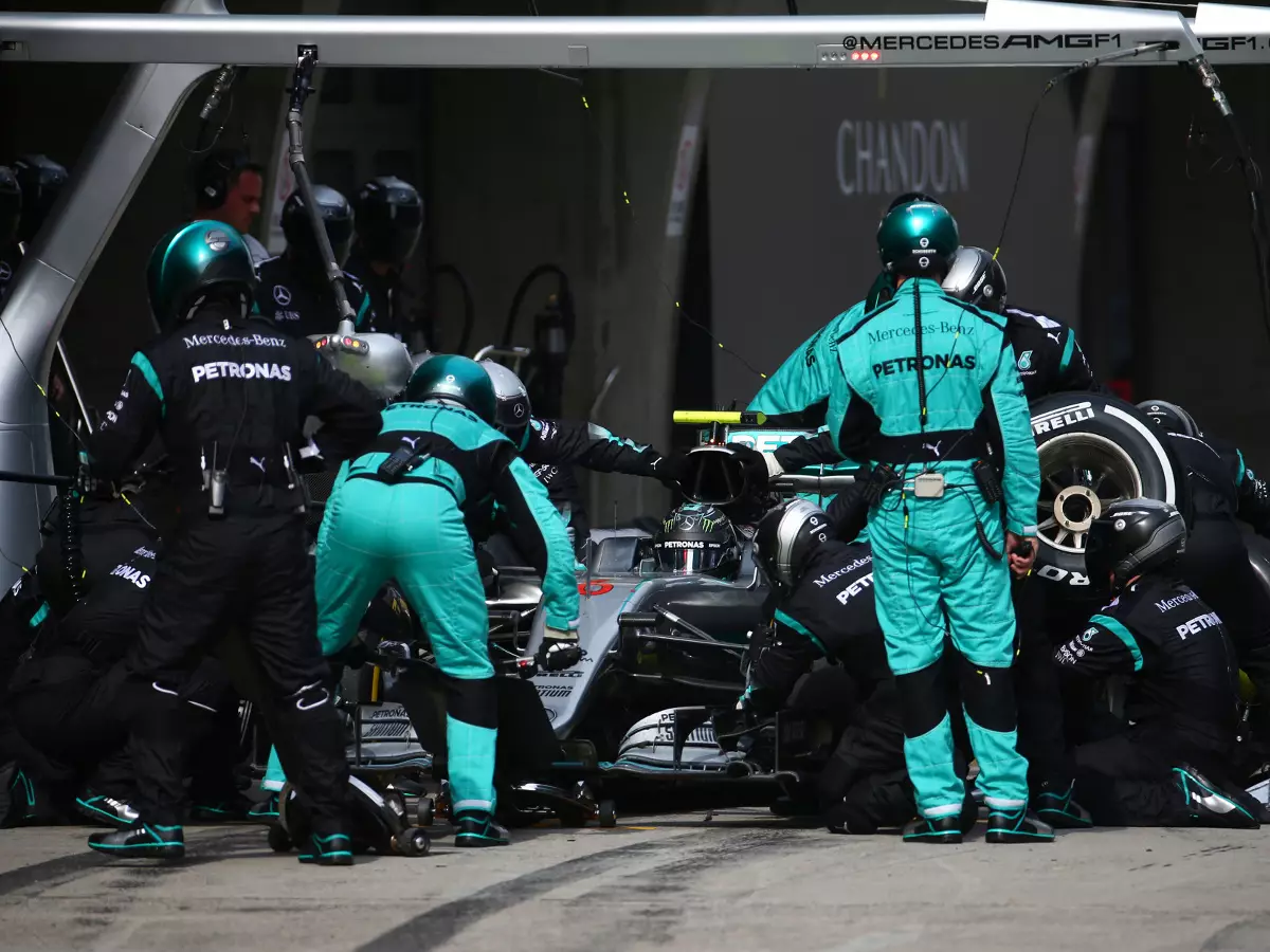 Foto zur News: 1,73 Sekunden: Mercedes stellt Boxenstopp-Weltrekord auf