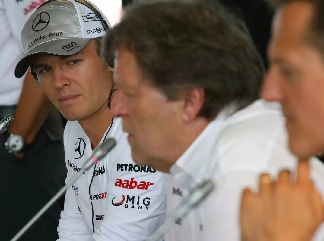 Foto zur News: Wie "Schumi" Nico Rosberg in einen Eimer pinkeln ließ