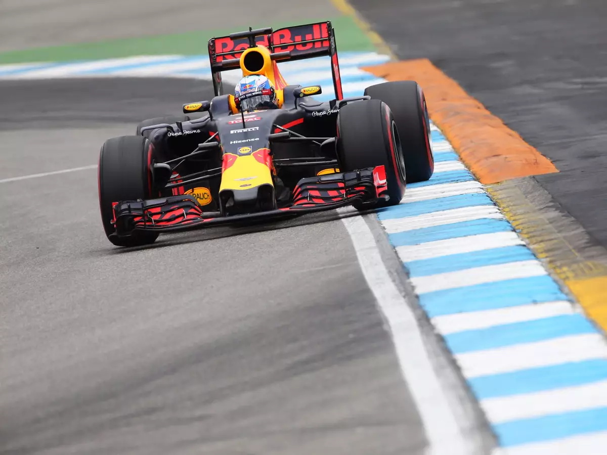 Foto zur News: Streit um Track-Limits in Kurve 1 - Ecclestone als Vermittler?