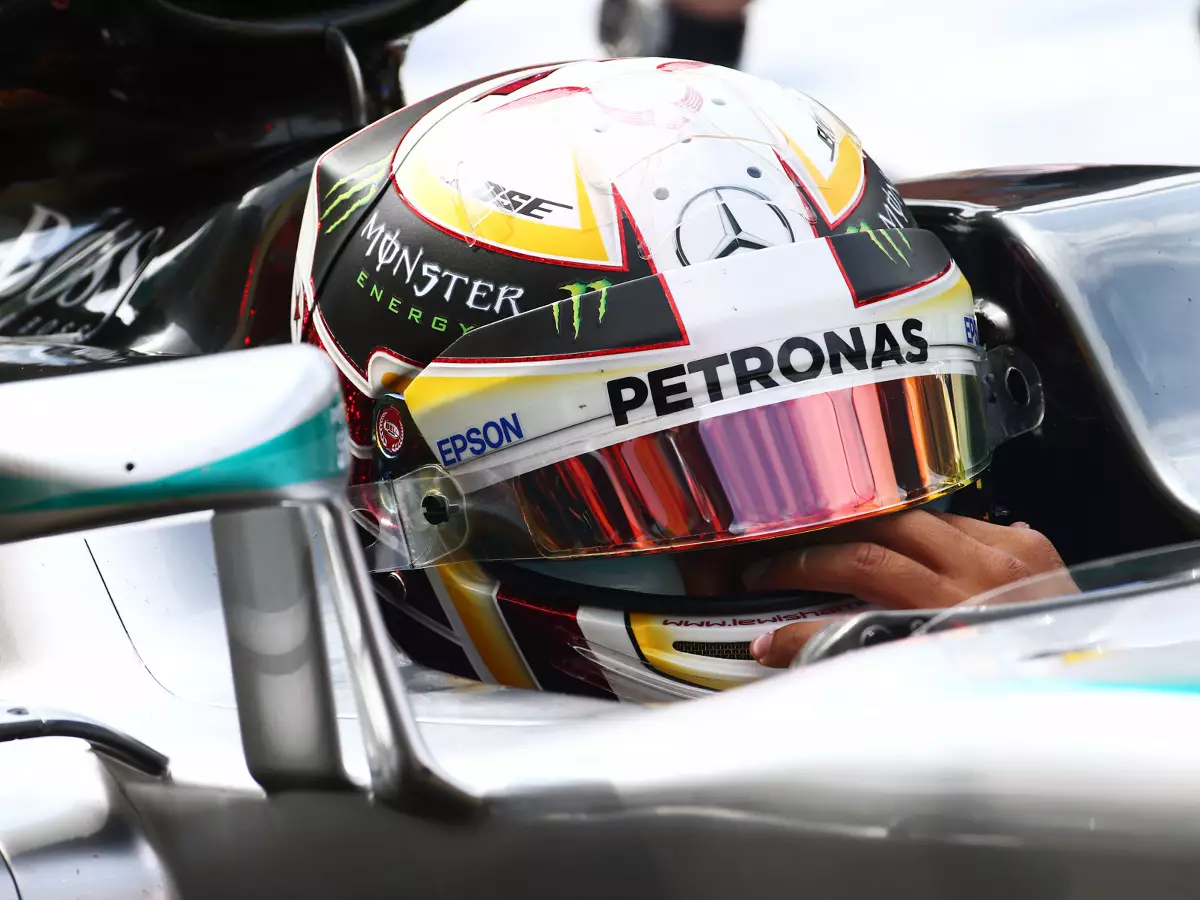 Lewis Hamilton Foto zur News: "Unsafe Release": 10.000 Euro Strafe für Mercedes