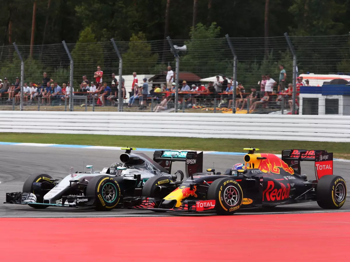 Nico Rosberg, Max Verstappen Foto zur News: Eddie Irvine: Rosbergs harte Manöver gut für die Formel 1