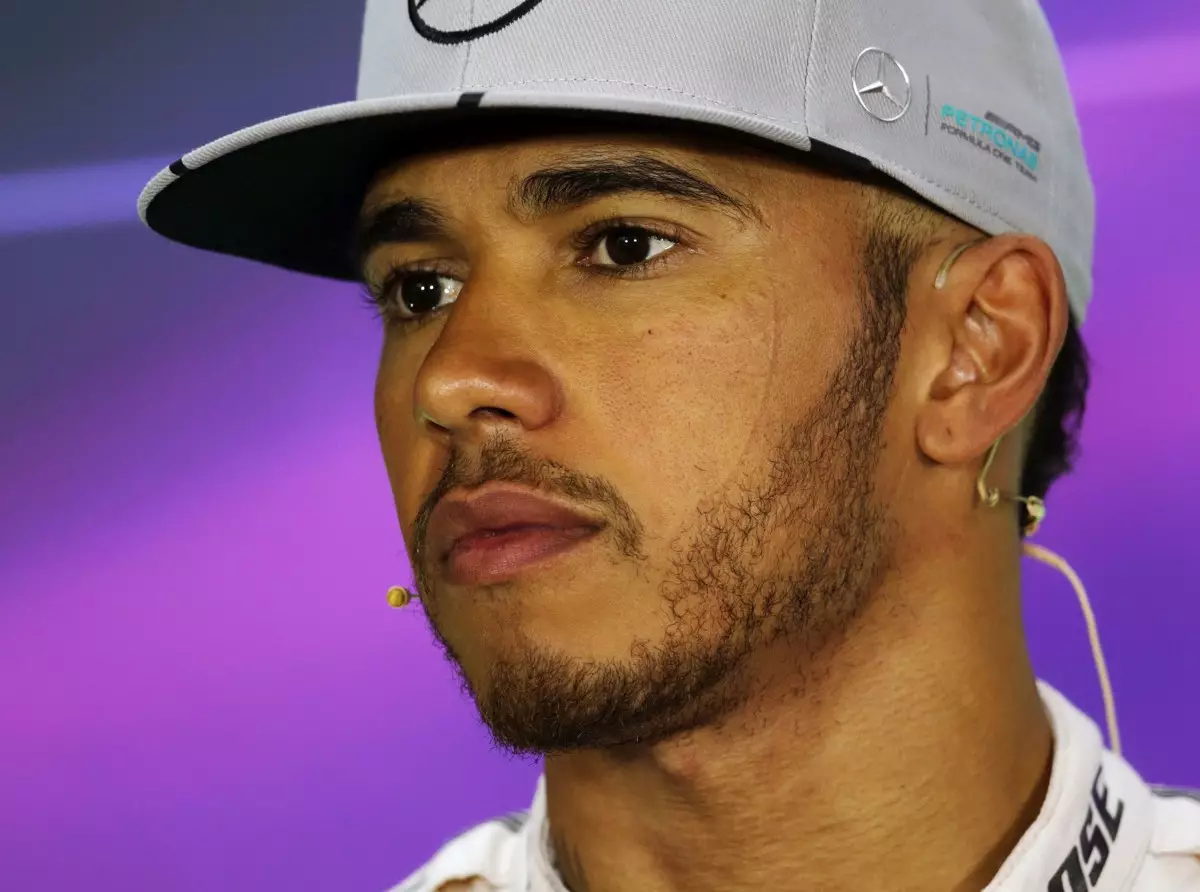 Lewis Hamilton Foto zur News: Hamilton: Timing für Motorenstrafe richtet sich nach Update