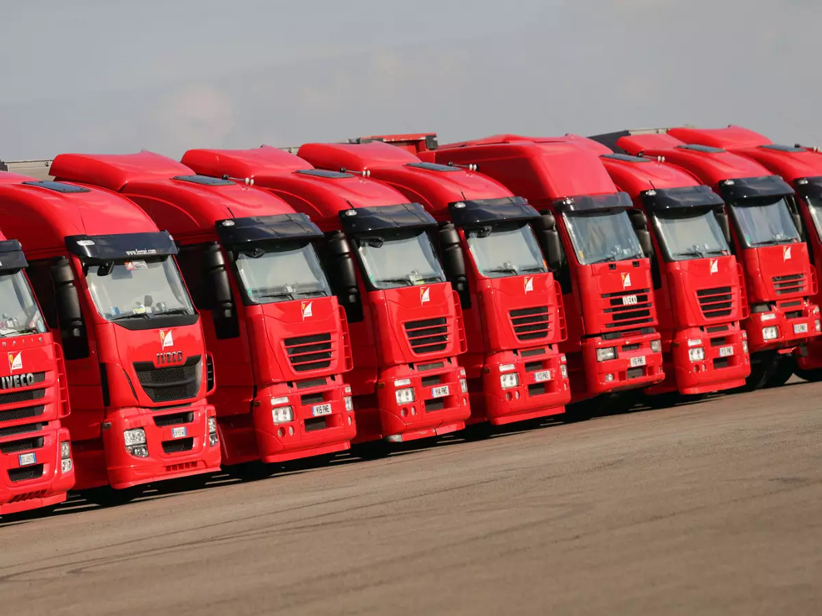 Ferrari Trucks Foto zur News: 350 LKW an der Strecke: Saubere Formel 1 im Hybrid-Zeitalter?