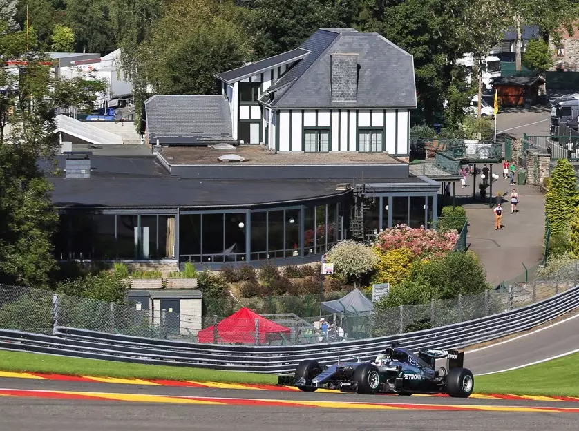 Lewis Hamilton Foto zur News: Spa-Strafen: Lewis Hamilton zieht Antriebswechsel durch