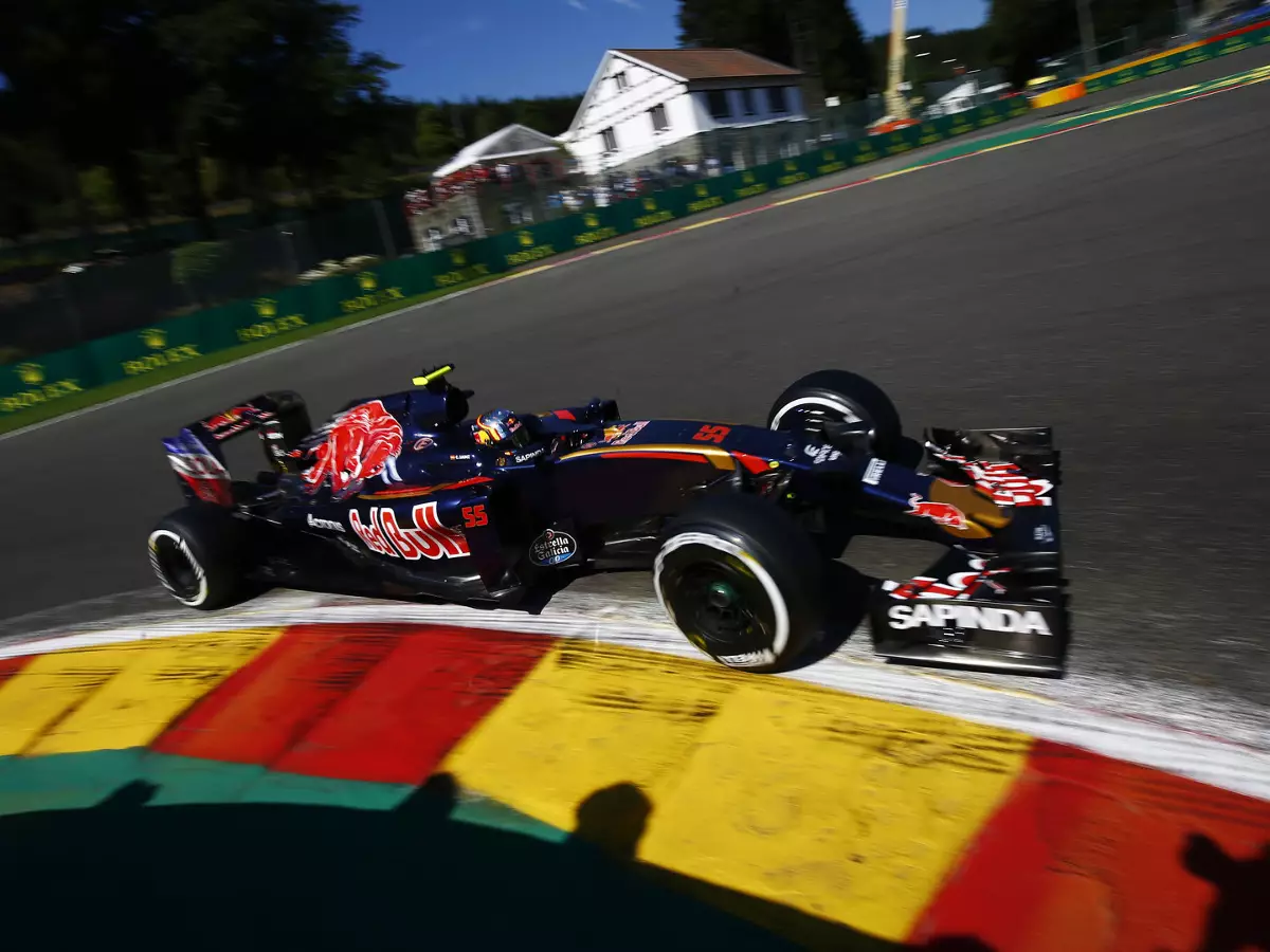 Carlos Sainz Foto zur News: Toro Rosso im Hintertreffen: "Sehr schwieriger" Start in Spa