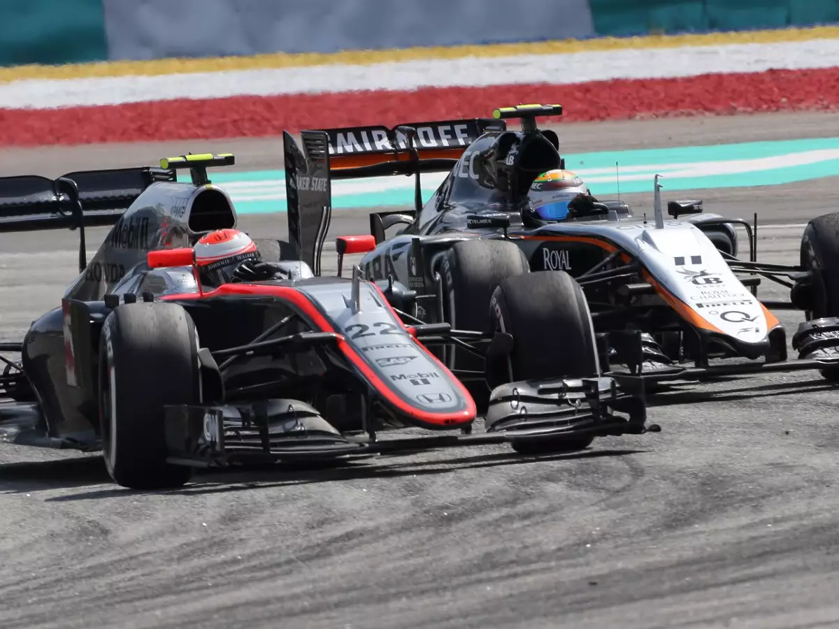 Jenson Button, Sergio Perez Foto zur News: Button: Force India ist der härtere Gegner als Williams