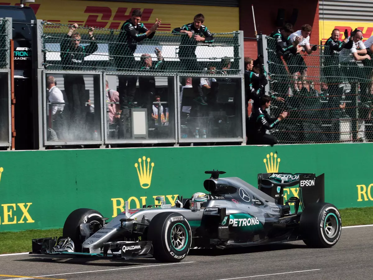 Lewis Hamilton Foto zur News: Vor- oder Nachteil? Mercedes bunkert Motoren für Hamilton