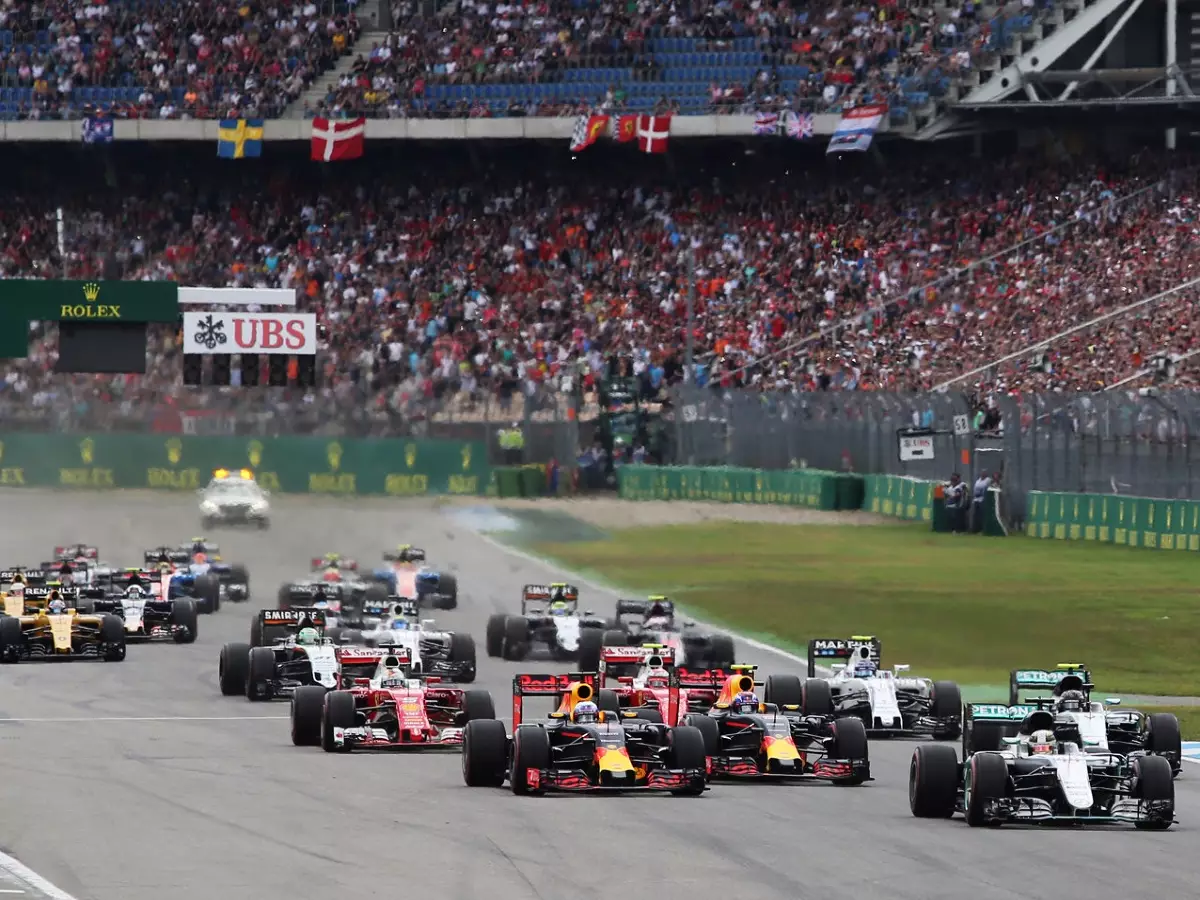 Lewis Hamilton Foto zur News: Formel 1 2017: 21 Rennen geplant, Hockenheim dabei?