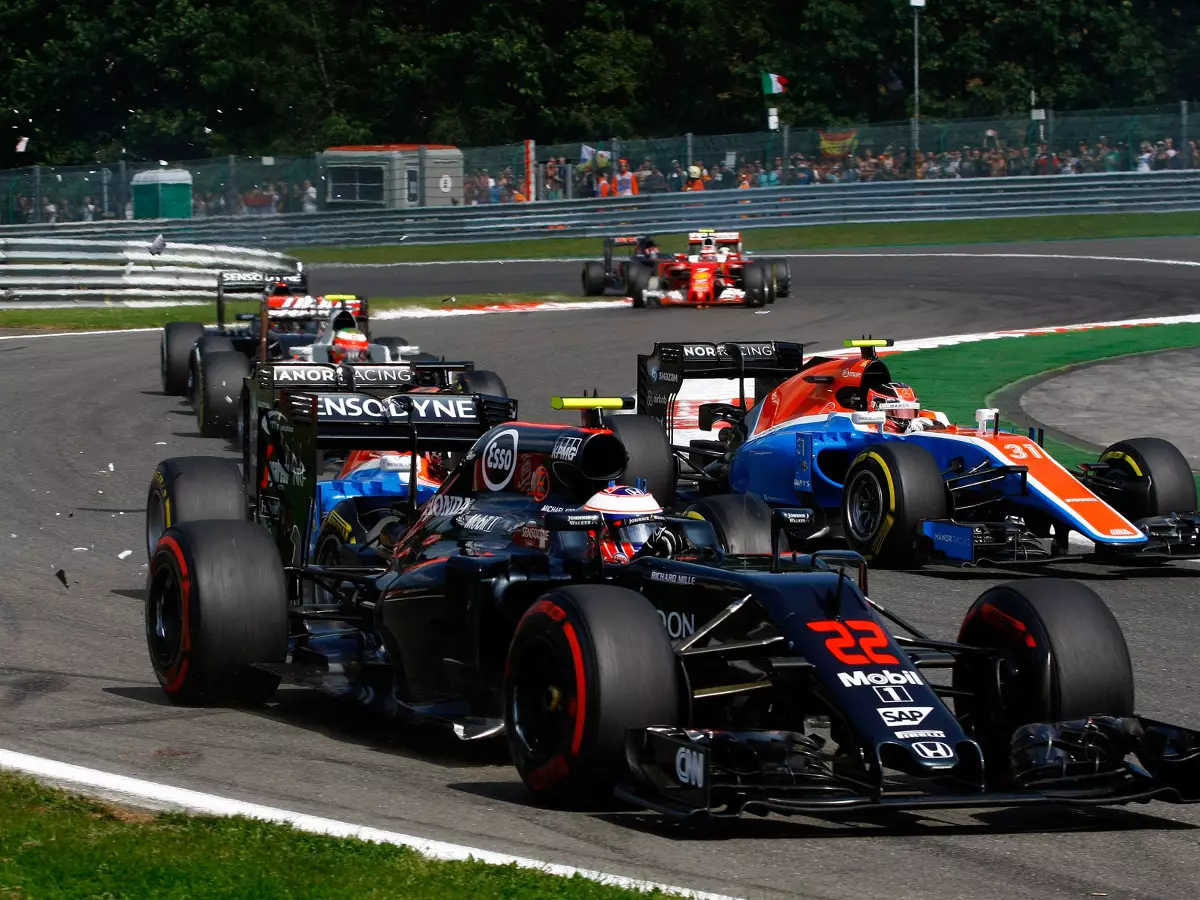 Jenson Button, Pascal Wehrlein Foto zur News: Jenson Button mit Galgenhumor: "Waren gute vier Kurven..."