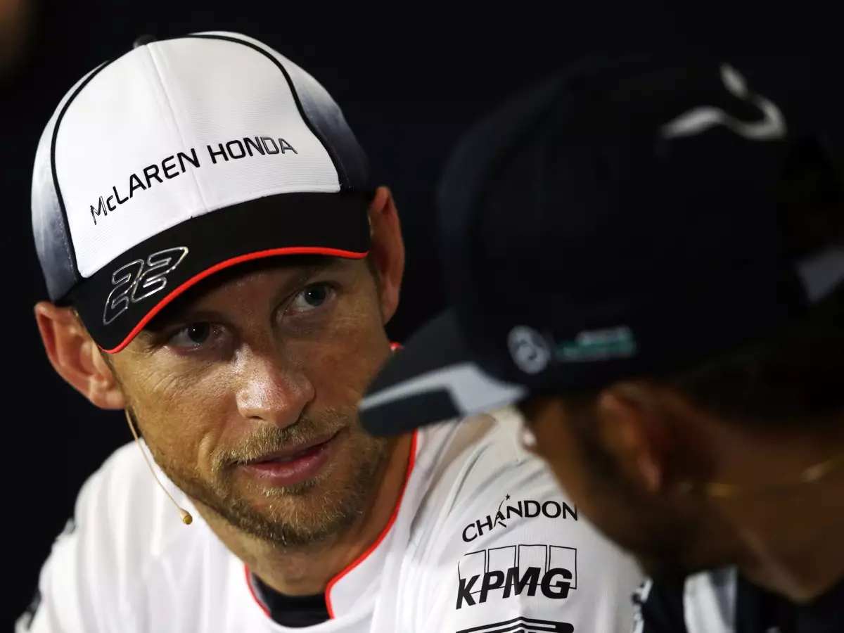 Jenson Button, Lewis Hamilton Foto zur News: Lewis Hamilton: "Hoffentlich fährt Jenson Button weiter"