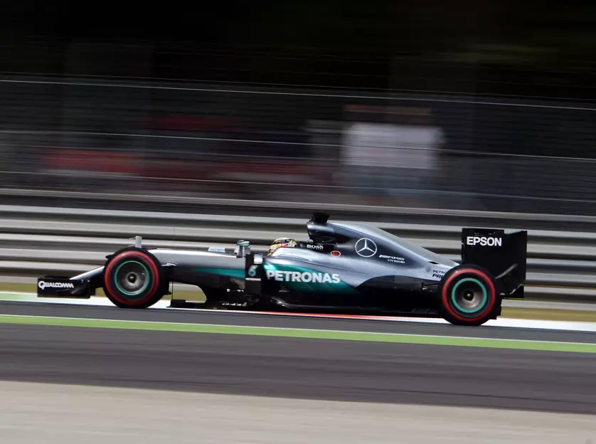 Lewis Hamilton Foto zur News: Mercedes in Monza auf Kurs: Fabelzeiten auf Sparflamme