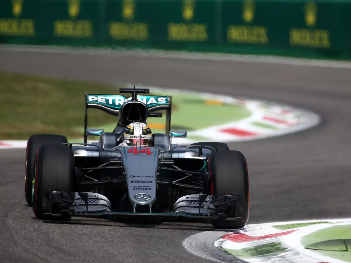 Lewis Hamilton Foto zur News: Formel 1 Monza 2016: Hamilton fährt auf und davon