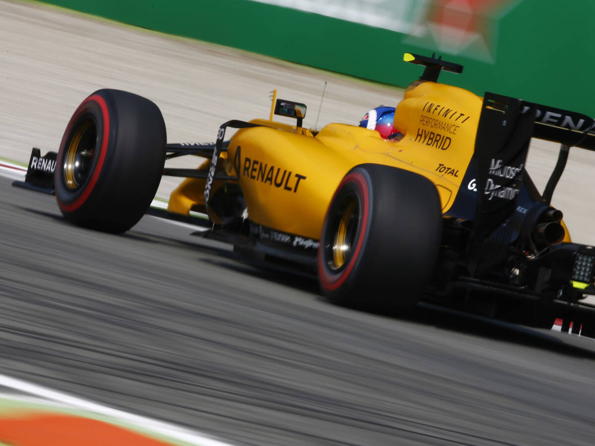 Foto zur News: Renault frustriert: Nicht einmal Hamiltons Windschatten hilft...