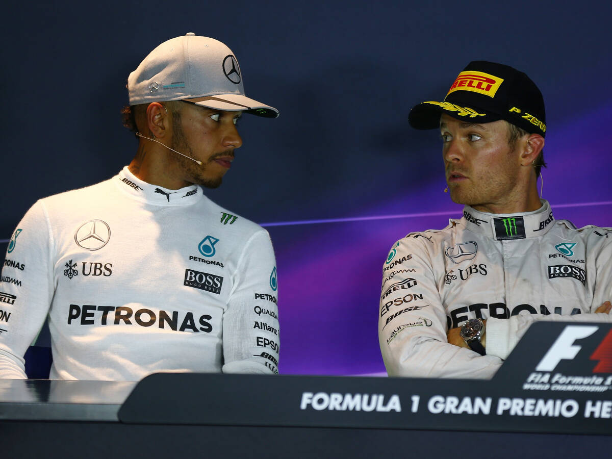 Foto zur News: Vettel #AND# Rosberg: Immer Ärger mit der falschen Kappe...