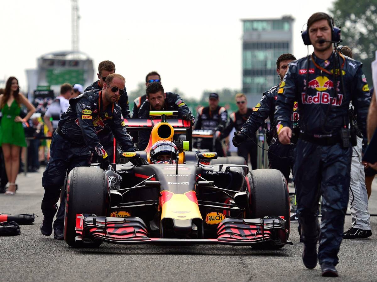 Foto zur News: Red Bull: Mechaniker verursachten Verstappens Pannenstart