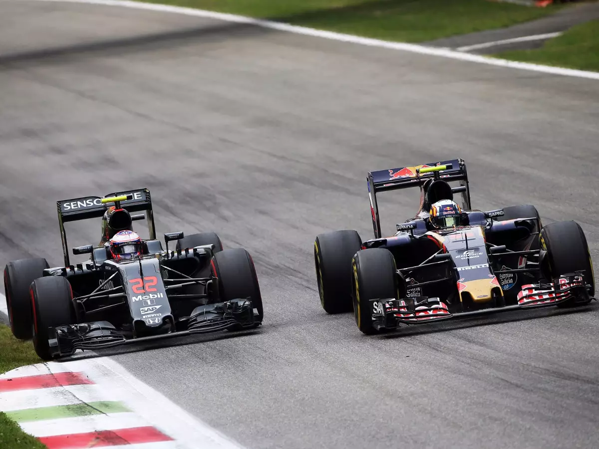 Jenson Button, Carlos Sainz Foto zur News: Toro Rosso: Mit Haas im Nacken in den Schlussspurt