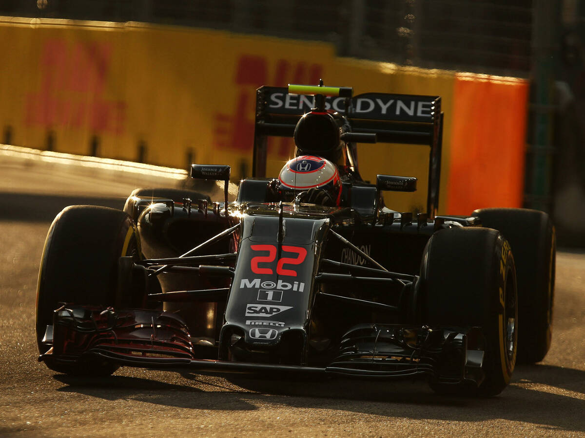 Foto zur News: Kein Grip: Top 10 rückt für McLaren in weite Ferne
