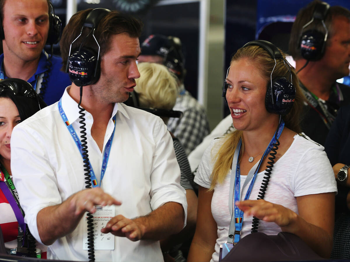 Foto zur News: Sebastian Vettel freut sich mit Tennis-Ass Angelique Kerber