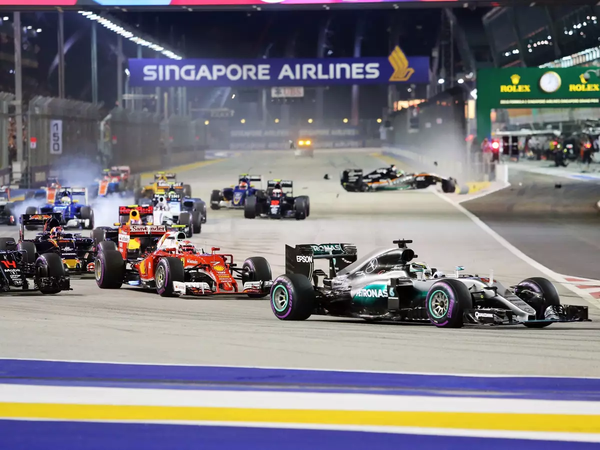 Lewis Hamilton, Nico Hülkenberg Foto zur News: Mercedes gibt zu: Startproblem 2016 nicht mehr lösbar