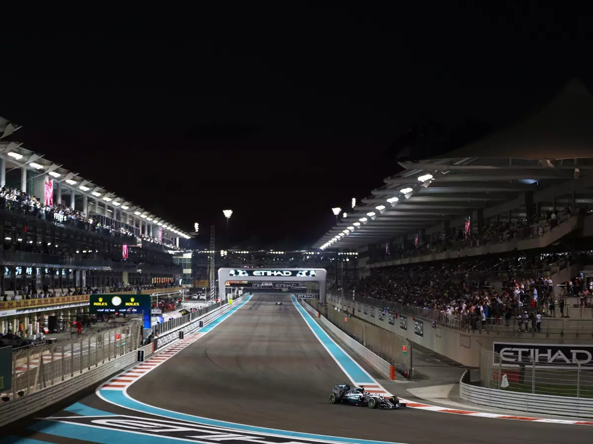Lewis Hamilton Foto zur News: Abu Dhabi: Mega-Show zum Formel-1-Finale, Zukunft gesichert