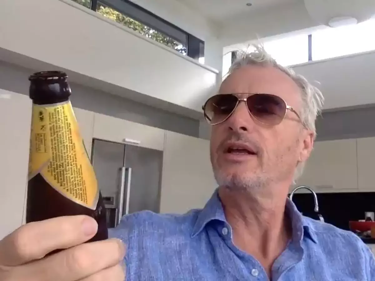 Eddie Irvine Foto zur News: Drink mit Eddie Irvine: Bernie Ecclestone sollte zurücktreten