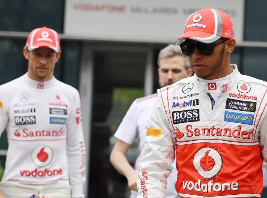 Jenson Button, Lewis Hamilton Foto zur News: Button klärt Hamiltons Twitter-Skandal: "Keine echten Daten!"