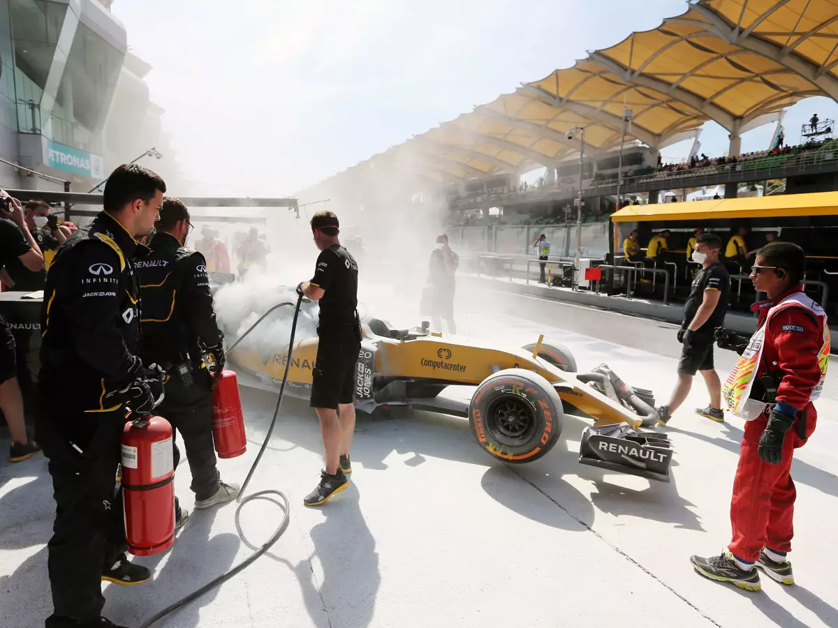 Kevin Magnussen Foto zur News: Formel 1 Malaysia 2016: Riesenglück bei Renault-Feuer!