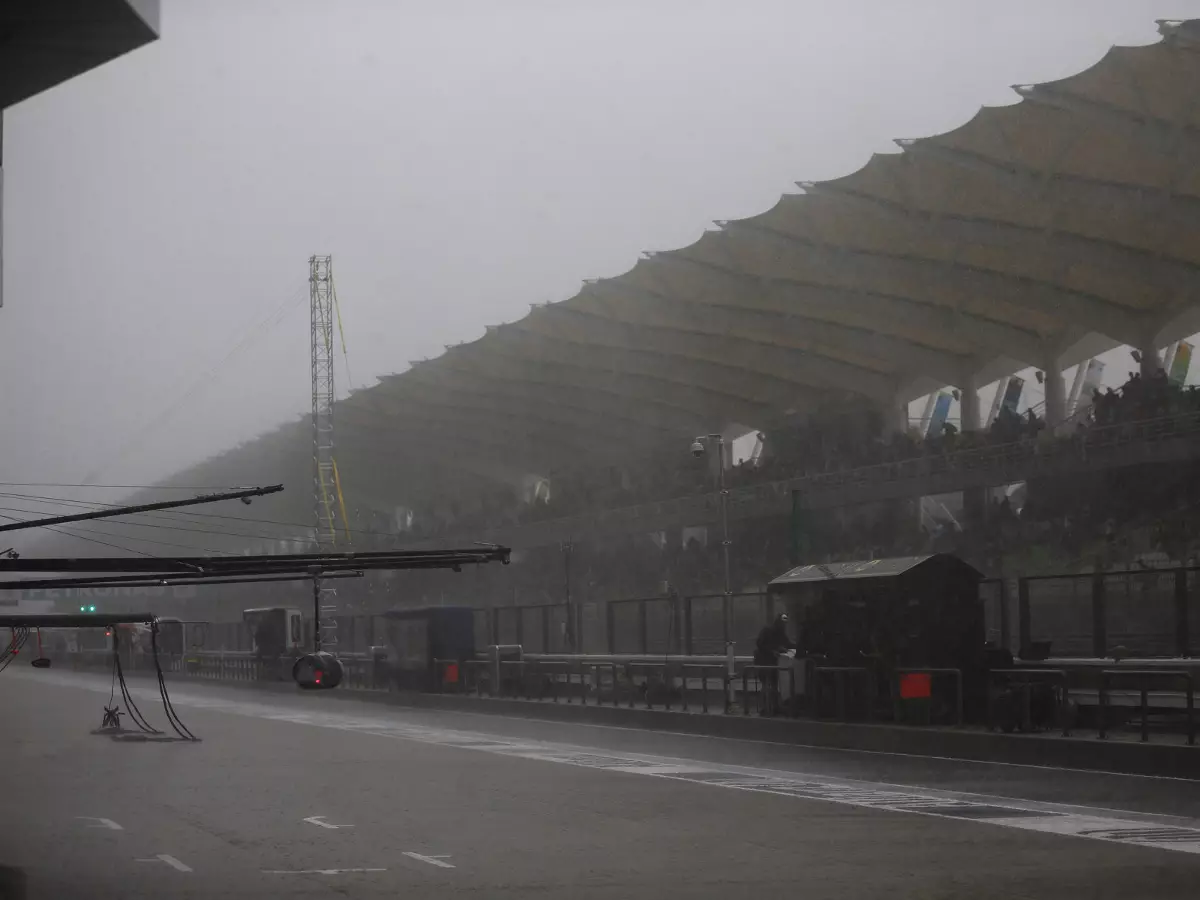 Boxengasse Sepang Foto zur News: Formel-1-Wetter am Samstag: Der Regen droht...