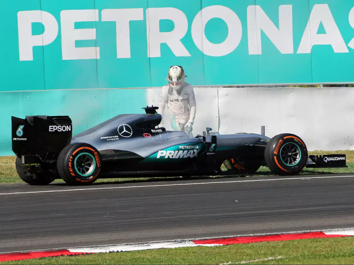 Foto zur News: Nach Motorschaden: Hamilton nährt Verschwörungstheorien