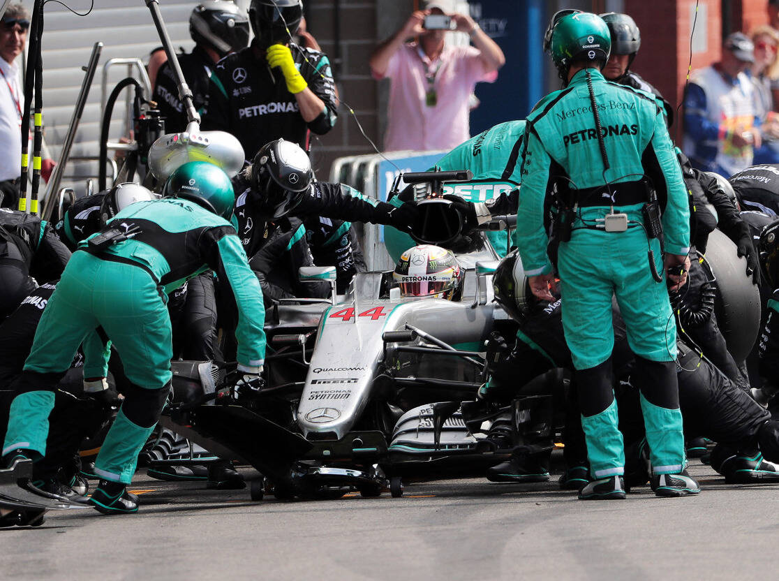 Foto zur News: Mercedes plante zweiten Stopp: Hamilton-Sieg war nicht sicher