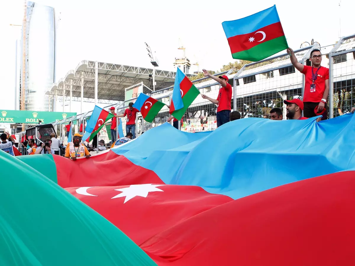 Baku Fahnen Foto zur News: Namensänderung geplant: Baku bald "nicht mehr in Europa"