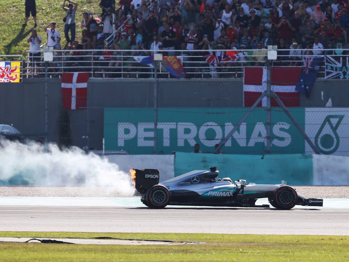 Foto zur News: Warum sollte Mercedes Lewis Hamilton übel mitspielen?