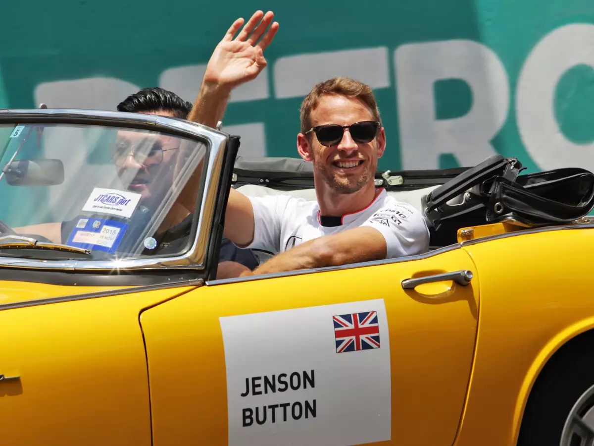 Jenson Button Foto zur News: Jenson Button: Ganz eigener Fahrstil in Suzukas S-Kurven