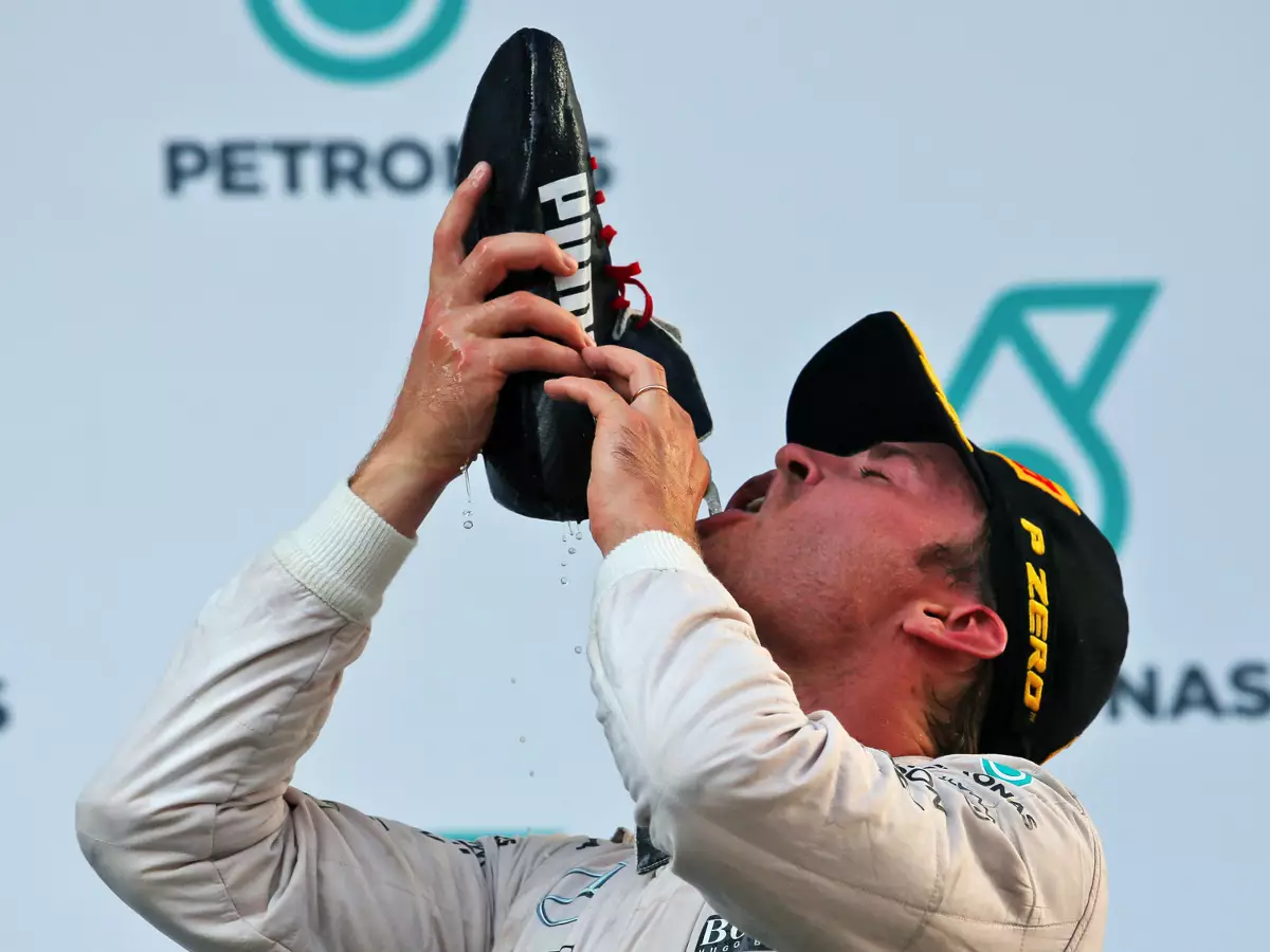 Nico Rosberg, Daniel Ricciardo Foto zur News: Rechenspiele: So wird Mercedes in Suzuka Weltmeister
