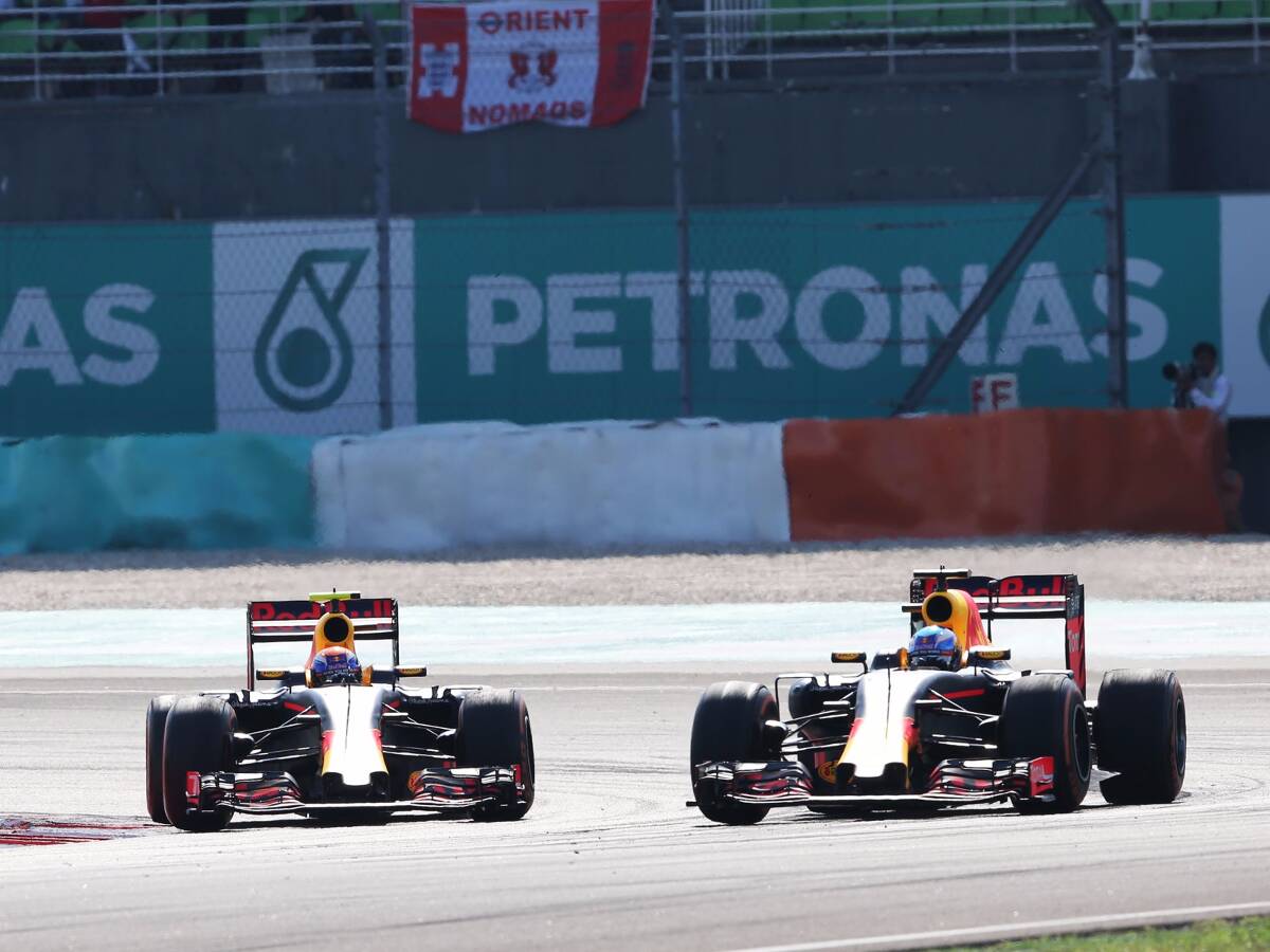 Foto zur News: Crash-Angst? So sehen Ricciardo und Verstappen ihr Duell