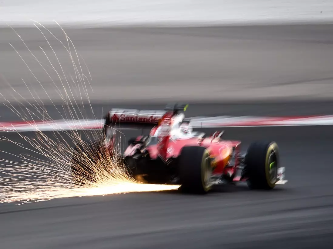 Kimi Räikkönen Foto zur News: Ferrari vs. Red Bull: Sieht Rot in Suzuka schon Schwarz?