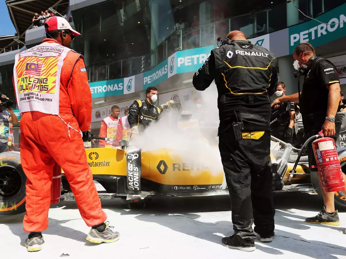 Kevin Magnussen Foto zur News: Nach Magnussen-Feuer: Alonso äußert neue Halo-Bedenken