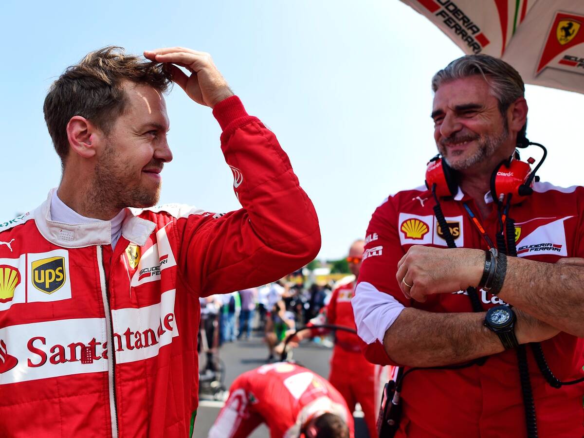 Foto zur News: Sebastian Vettel dementiert Spannungen mit Ferrari-Teamchef