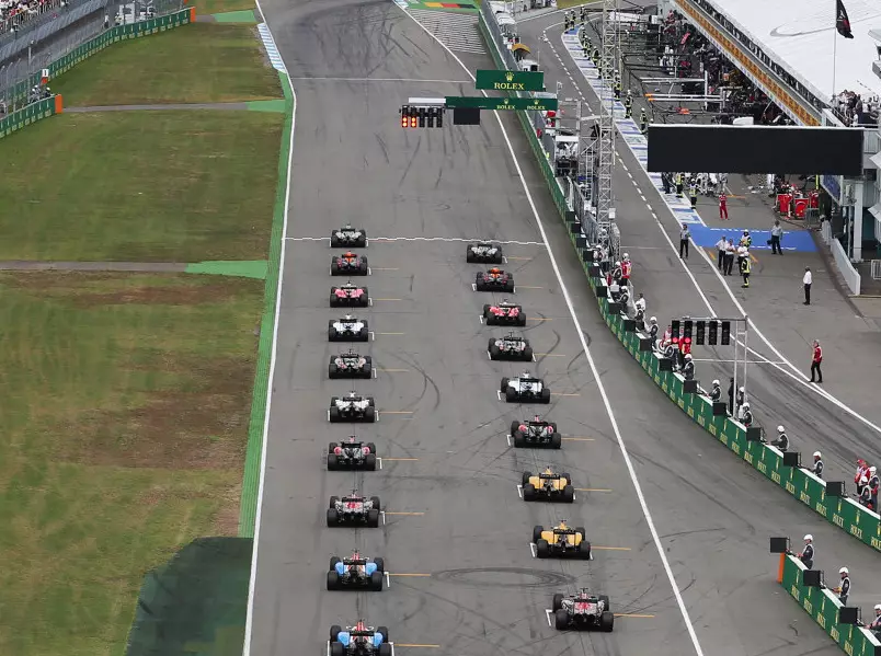 Rennstart in Hockenheim Foto zur News: Bitte winken! Rennleitung will Klarheit bei Startproblemen