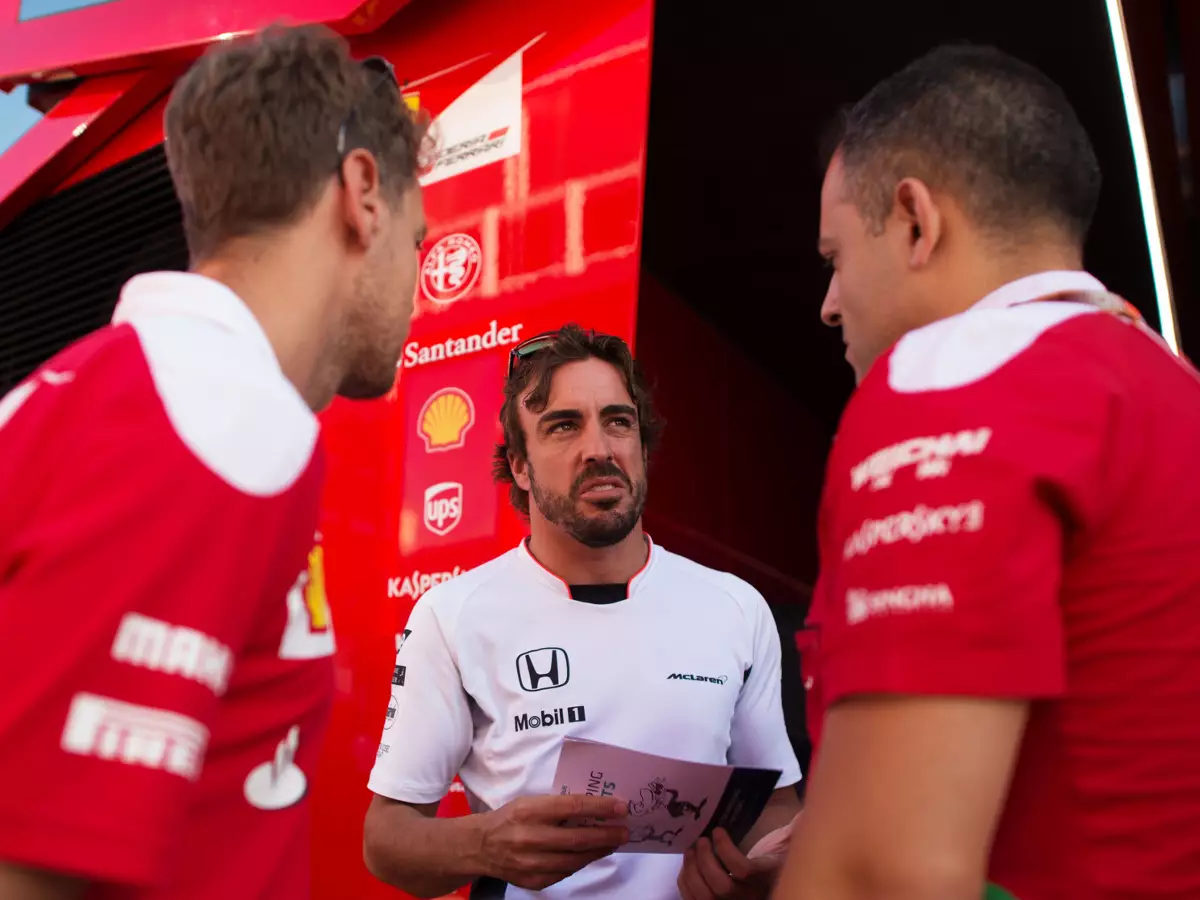 Foto zur News: Fernando Alonso bereut Wechsel von Ferrari zu McLaren nicht