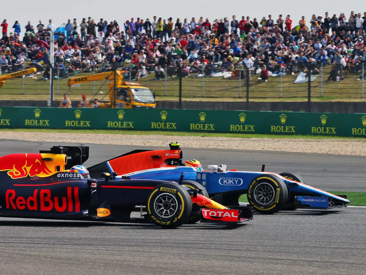 Daniel Ricciardo, Rio Haryanto Foto zur News: Blaue Flaggen: Ab sofort Sekunden-Zeitfenster für Überrundete